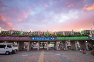 松原市市役所のマジックアワー
2025年5月26日
松原市市制施行70周年を記念した、「松原市民バラフェスティバル」が松原市役所にて開催中。期間は2025年5月26日（月）から5月31日（土）までの6日間。その他楽しい企画が盛りだくさん！！
そして5月30日(金)と6月1日(日)は無料のまつばランタンフェスティバルも行われます。事前予約制
 #松原市  #松原市民バラフェスティバル  #まつばランタンフェスティバル  #バラ回廊  #松薔薇市役所  #地域活性化  #マジックアワー 
matsubara_kanko matsubaracity