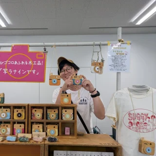 まつばランタンフェスティバルにいってきました。
オリジナルキーホルダー作りがあることをのんのんさんtunagunon2 に教えて頂いて、suggy.fhm さんのお店でぶらいだるなーすのキーホルダーを作ってもらいました✨️
とってもかわいい😍
お気に入りとなりました💕
#松原市
#２０２５年は万博と松原市７０周年の年
#まつばランタンフェスティバル
#___e_sora